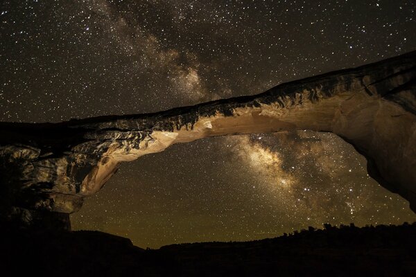 Vía láctea en la galaxia, estrellado por ahora, roca por la noche