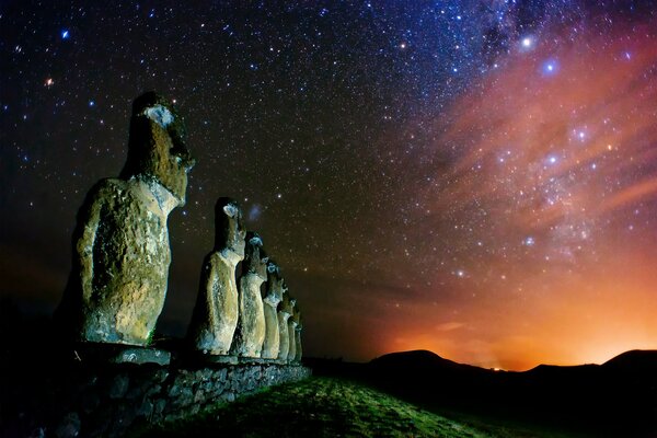 Статуи моаи на острове Пасхи ночью под звездами