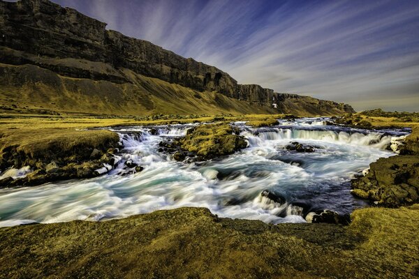 Der faszinierende Fluss und die Berge Islands