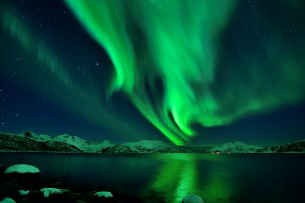 Aurora boreal invernal en Islandia