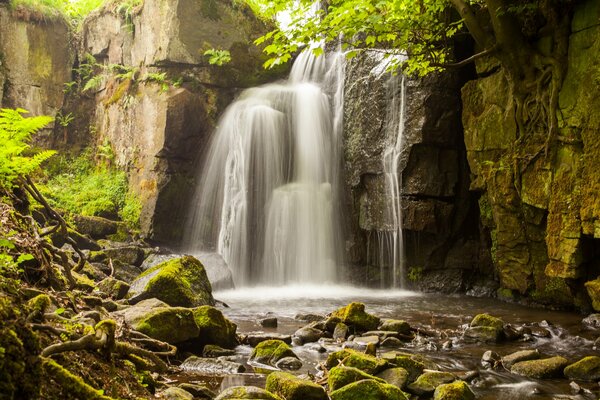 Spruzzi di cascata di montagna sulle rocce