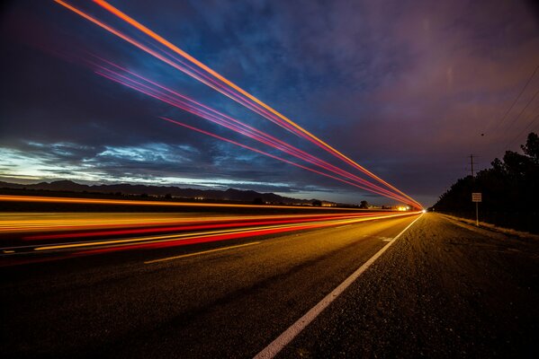 Luci serali delle auto sulla strada