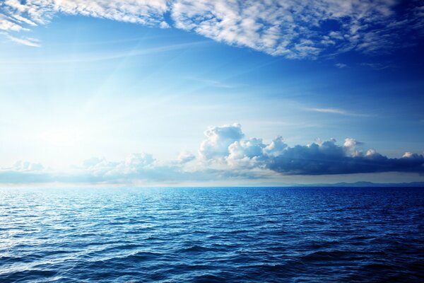 La superficie del agua del mar azul y el cielo azul