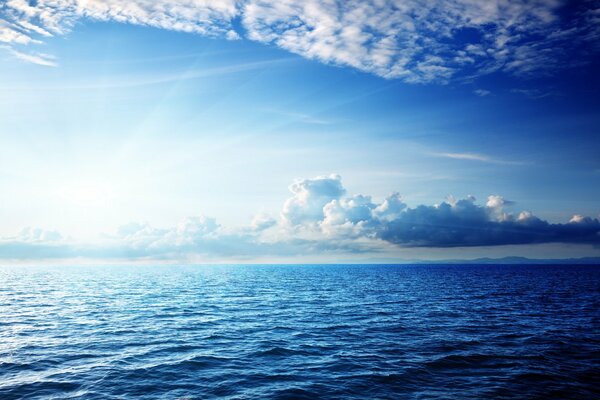 La surface de l eau de la mer bleue et le ciel bleu