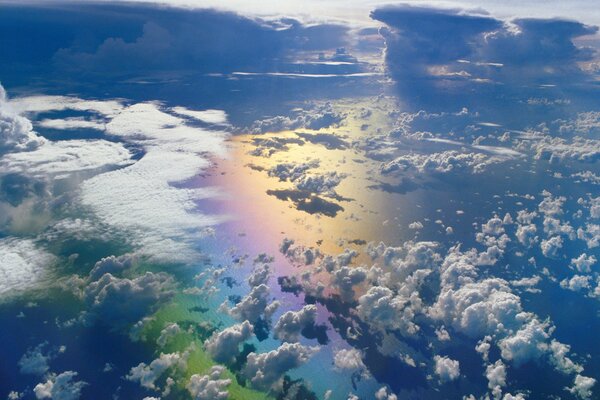 Fliegen über den Regenbogen in den Wolken