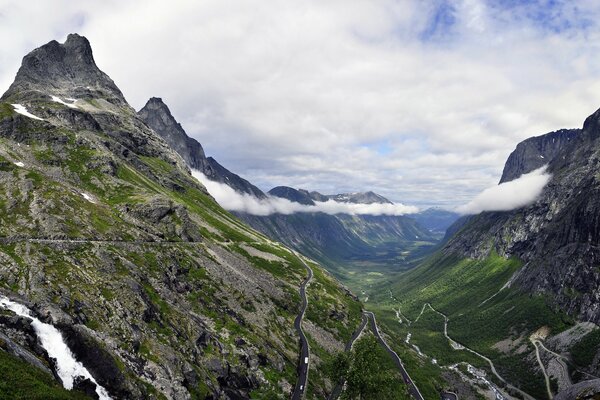 Montañas pintorescas en Vestlann, Noruega