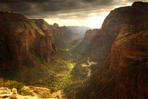 Gorge avec les rayons du soleil couchant