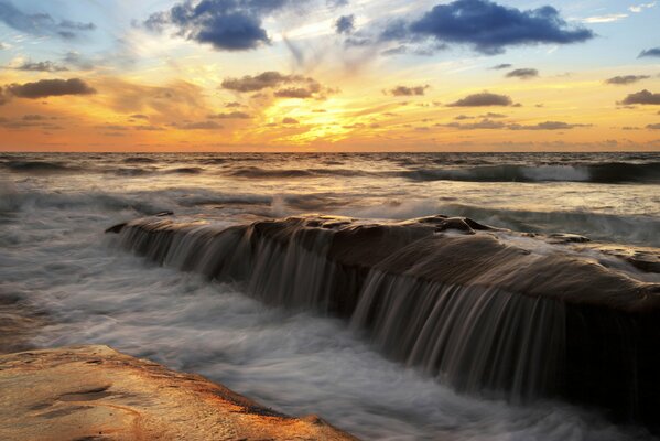 Water flows in the ocean