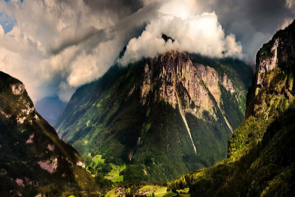 Montagnes inondées de soleil dans les nuages