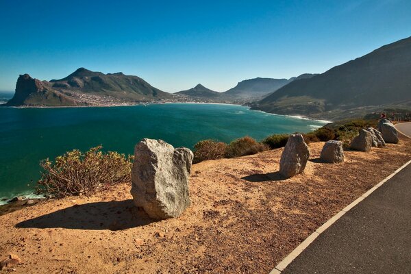 Beau paysage. Mer sur fond de montagnes