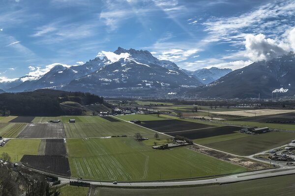 Schöne Aussicht auf die Felder und Berge in der Schweiz