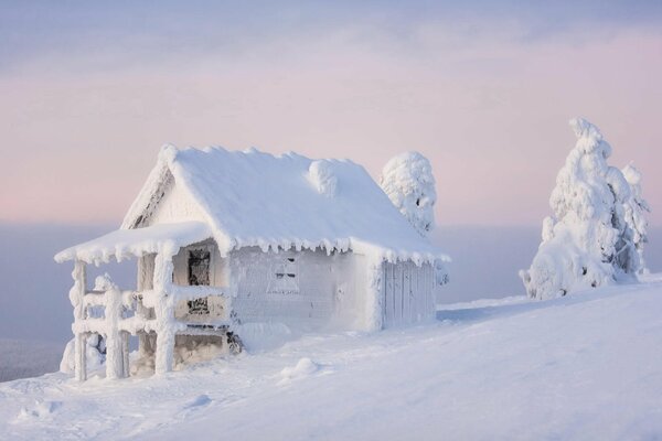 Der Winter in Finnland ist ein Haus, das verwüstet ist