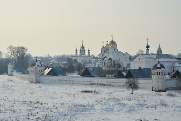 Mattina d inverno nel monastero di Suzdal