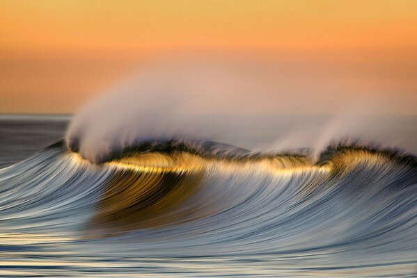 Atardecer. Hermoso oleaje oceánico