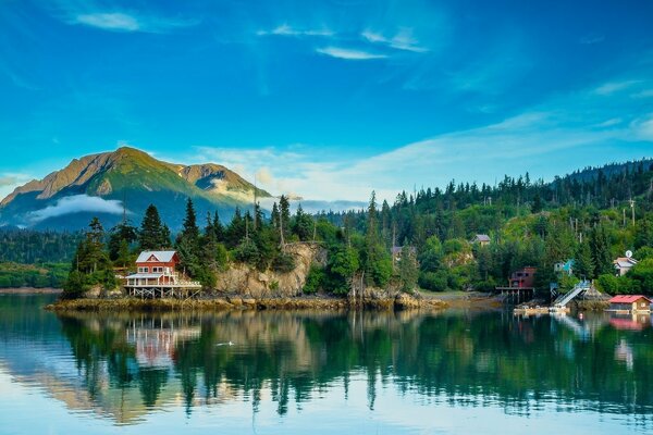 Casas en la orilla del lago. bosque y montañas