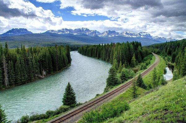 Ferrocarril a través de montañas y bosques