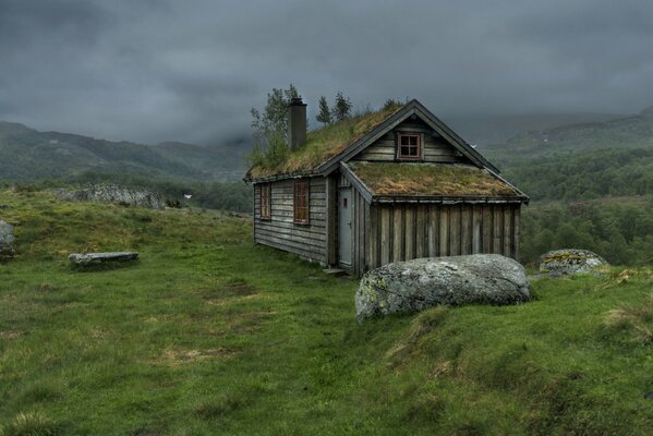 Casa abandonada en un paisaje verde