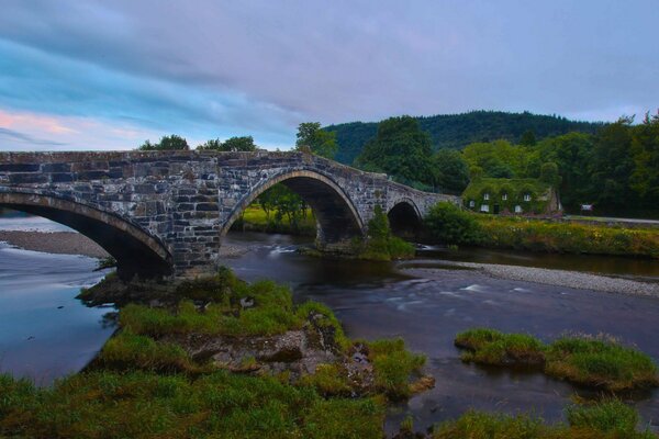 Magische Brücke in England über den Convey River