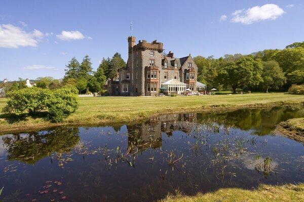 Château écossais sur fond de rivière