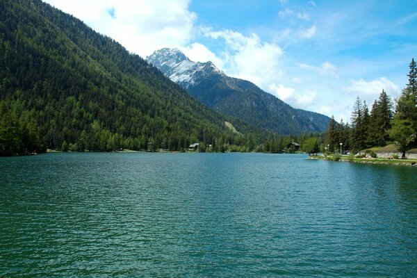 Die Natur ist wunderschön. Berge und Fluss 