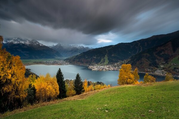 Schöner Blick auf die Berge in Österreich im Herbst