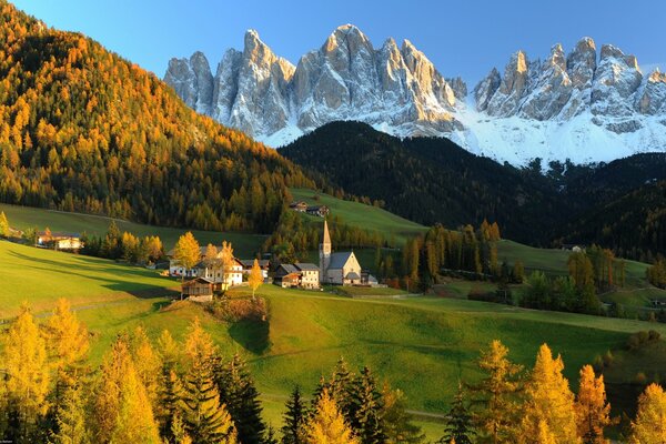 Schöne Landschaft des Hauses auf dem Hintergrund der Berge