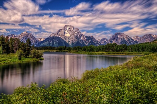 Schillernde Natur rund um die Berge