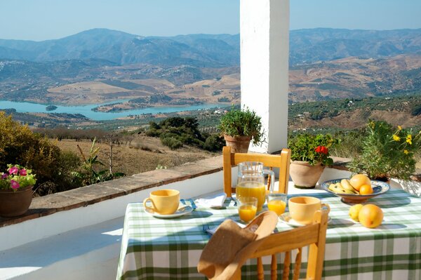 Vue depuis la terrasse. Heure du petit déjeuner