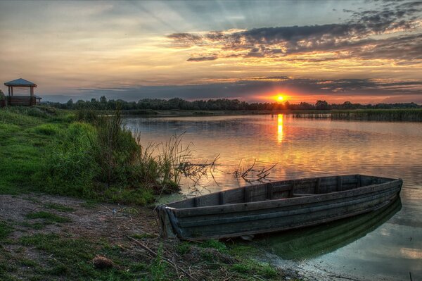 Bateau ciel herbe soleil