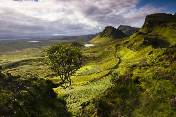 Isola scozzese di Skye con laghi e montagne