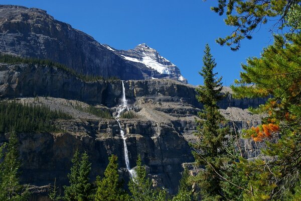 La natura ha creato questa roccia in Canada