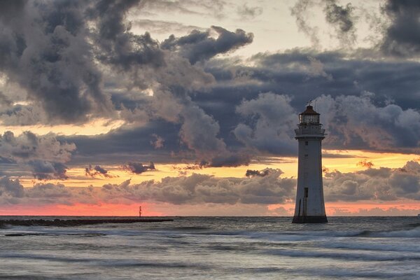 Impresionante moyak en el mar con nubes suaves