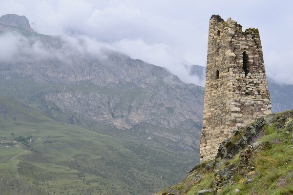 Torre distrutta nelle montagne del Caucaso