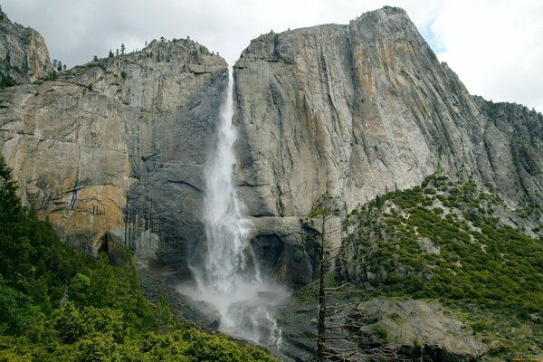 Водопад и красивейший пейзаж в Калифорнии