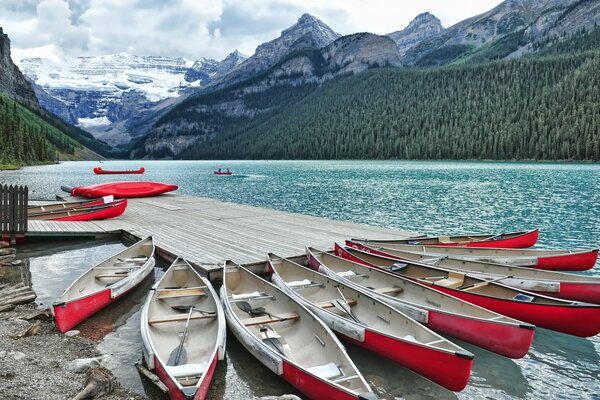 El puerto deportivo del lago Louise con una Canoa en él