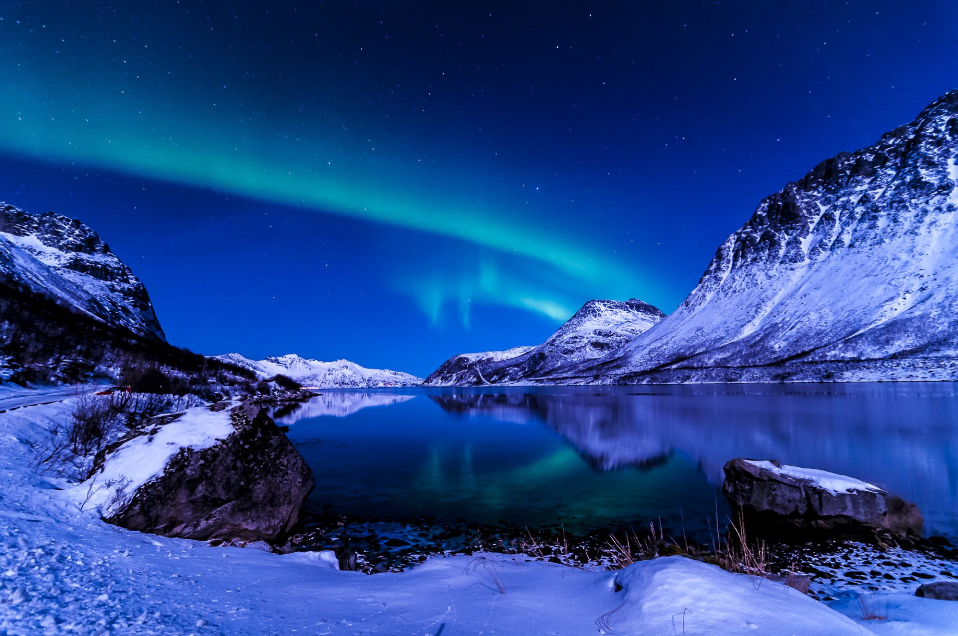 niebo noc zima islandia zorza polarna