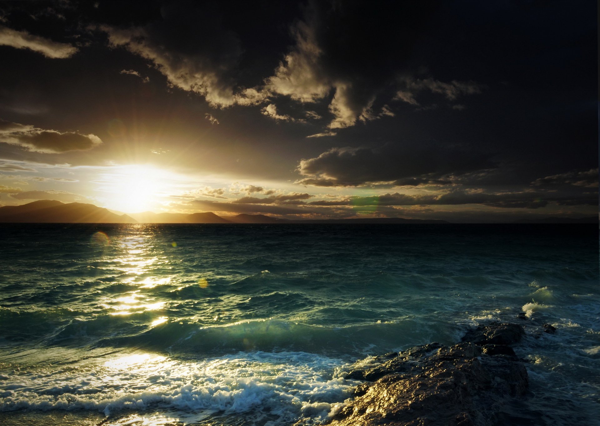 mer montagnes baie pierre vagues soleil éblouissement nuages