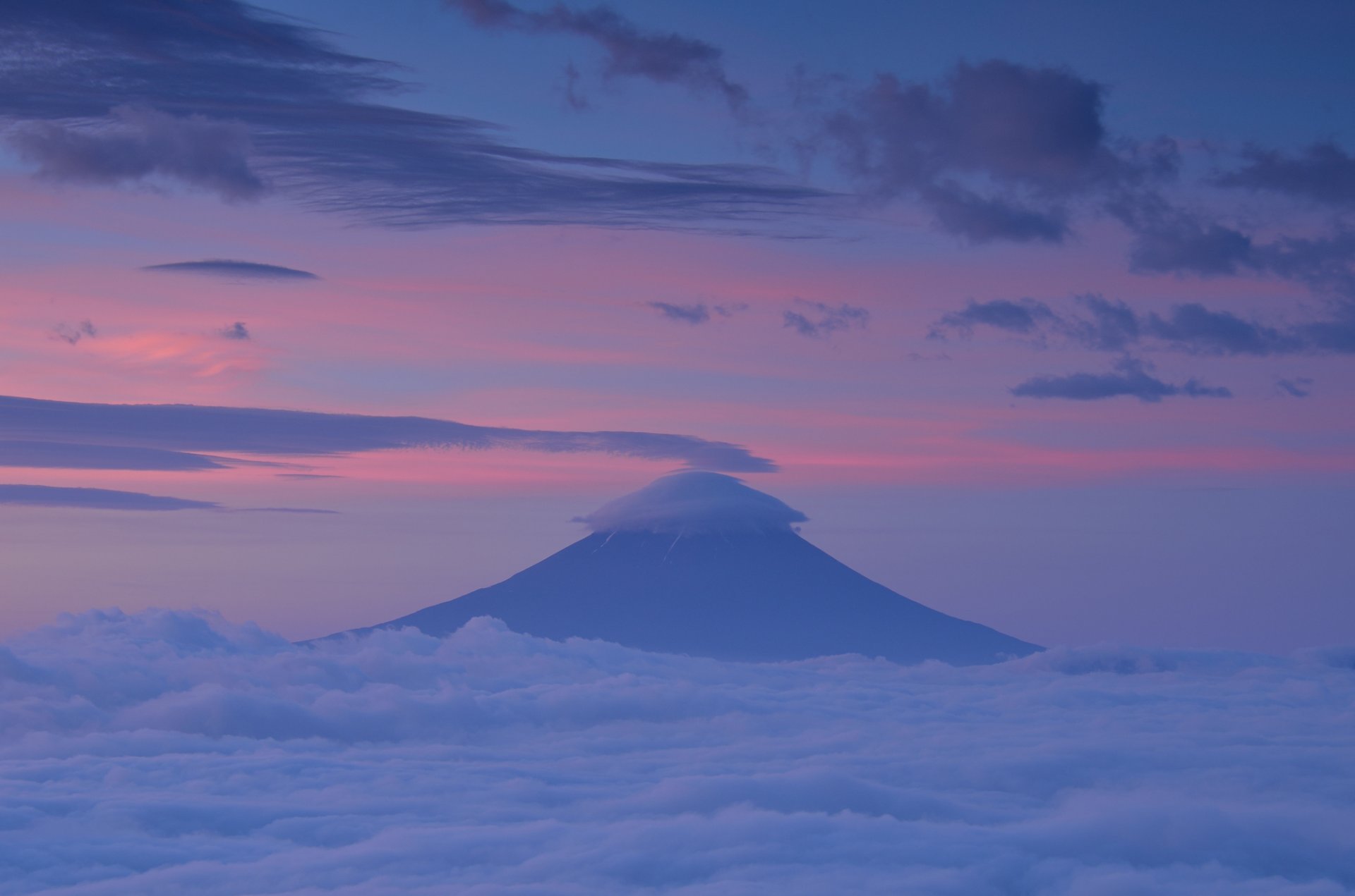 japón honshu prefectura de shizuoka volcán montaña fuji fujiyama tarde puesta de sol rosa lila cielo nubes