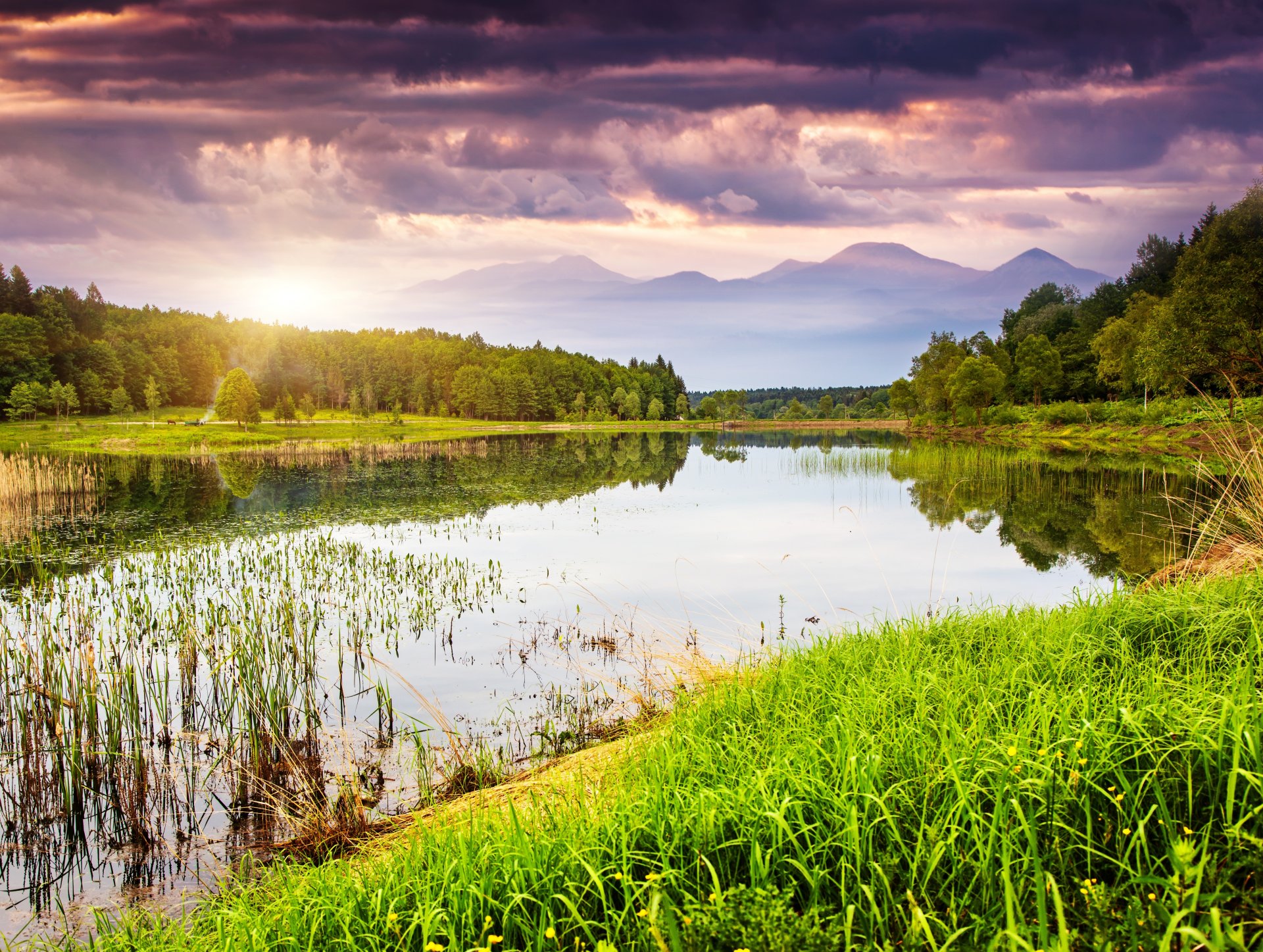 nature paysage lac eau herbe arbres verdure montagnes ciel coucher de soleil nuages