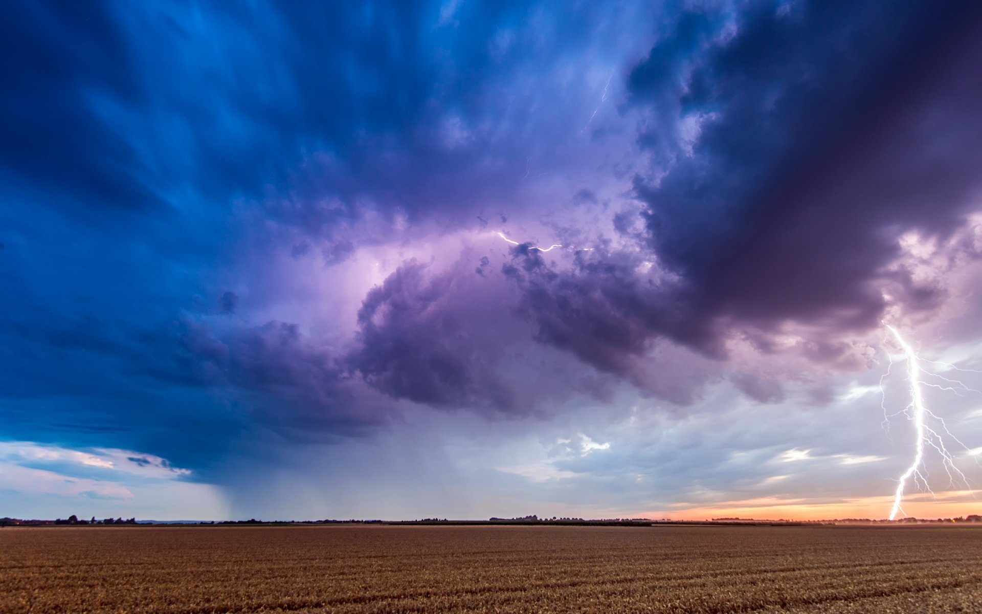 champ nuages foudre orage paysage