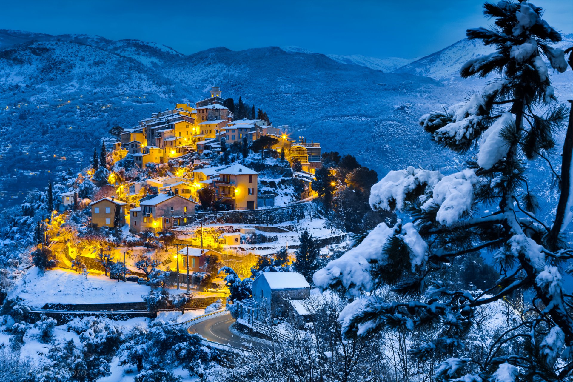 montagnes forêt neige hiver village soirée crépuscule lumières