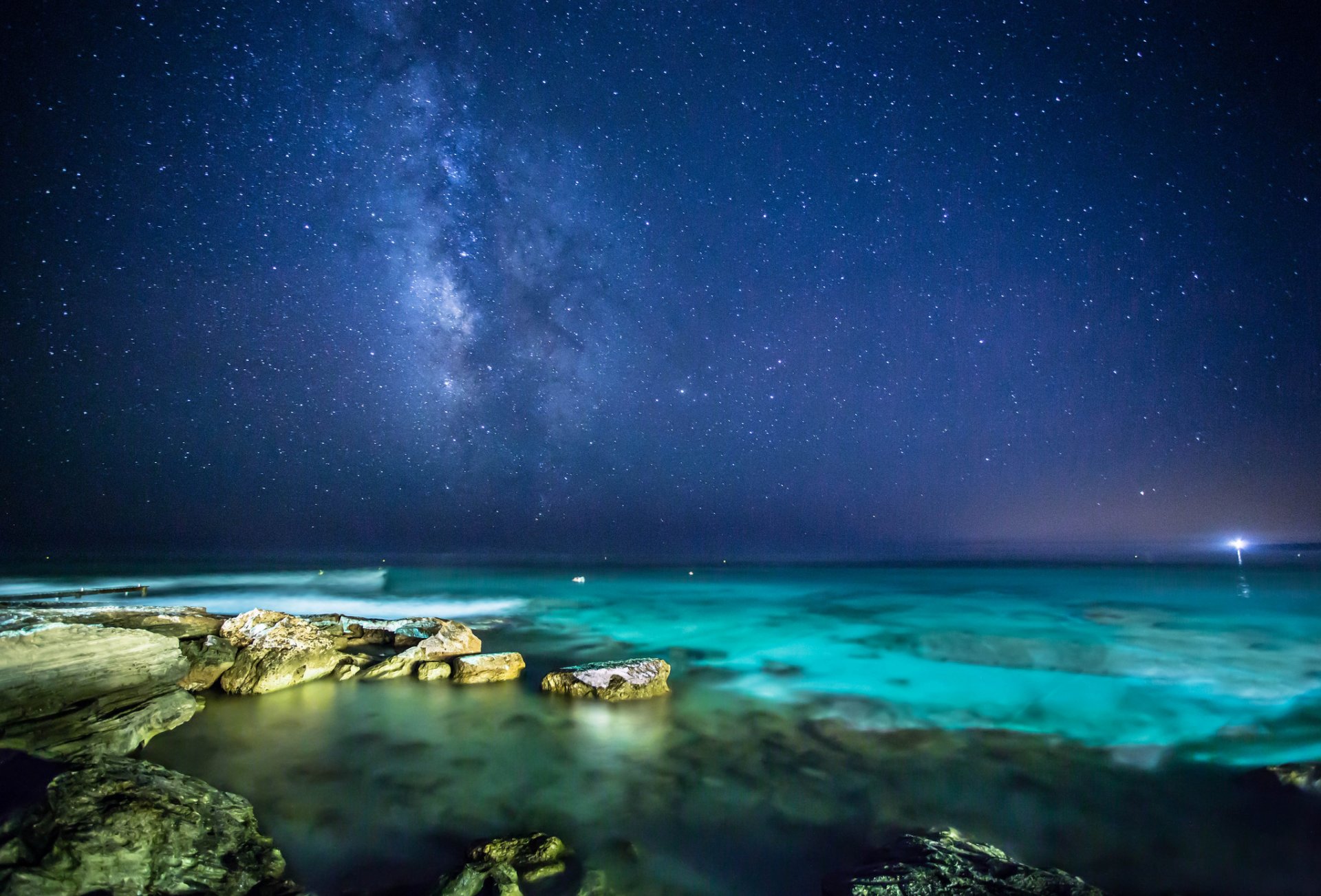 mar piedras noche cielo estrellas vía láctea