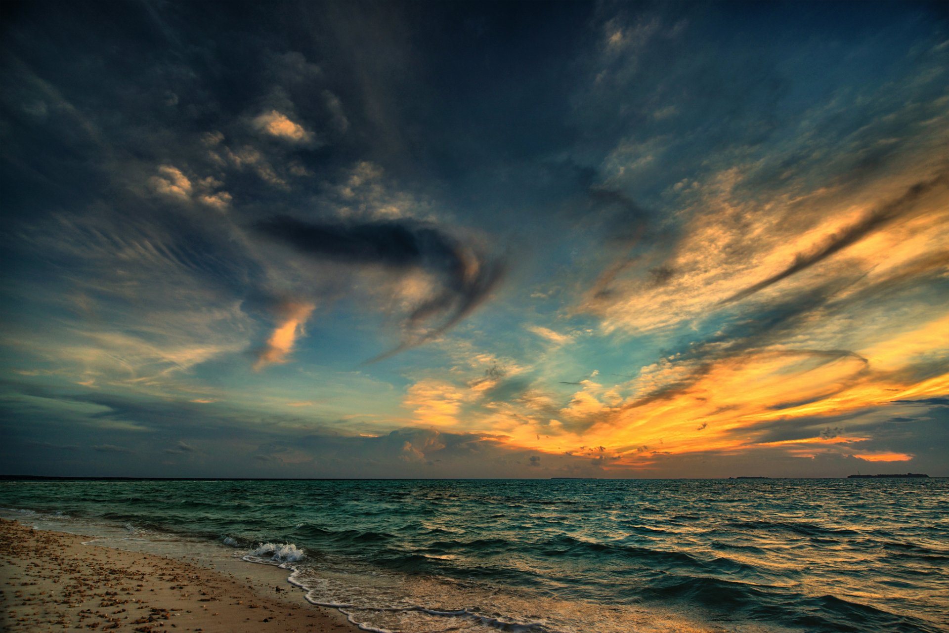 mar playa tarde puesta de sol nubes