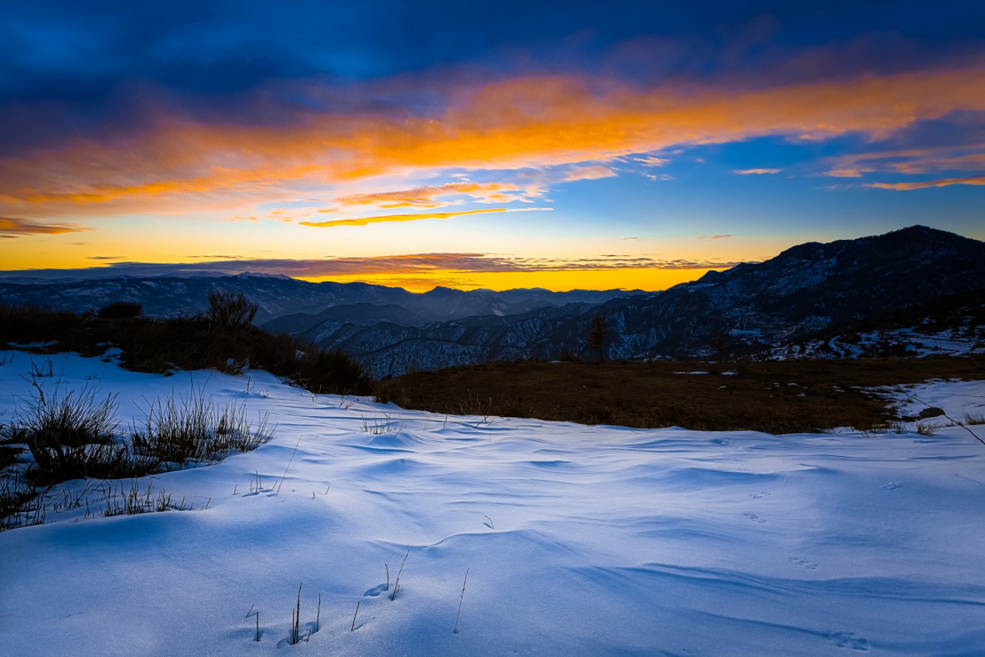 montañas nieve invierno tarde puesta de sol