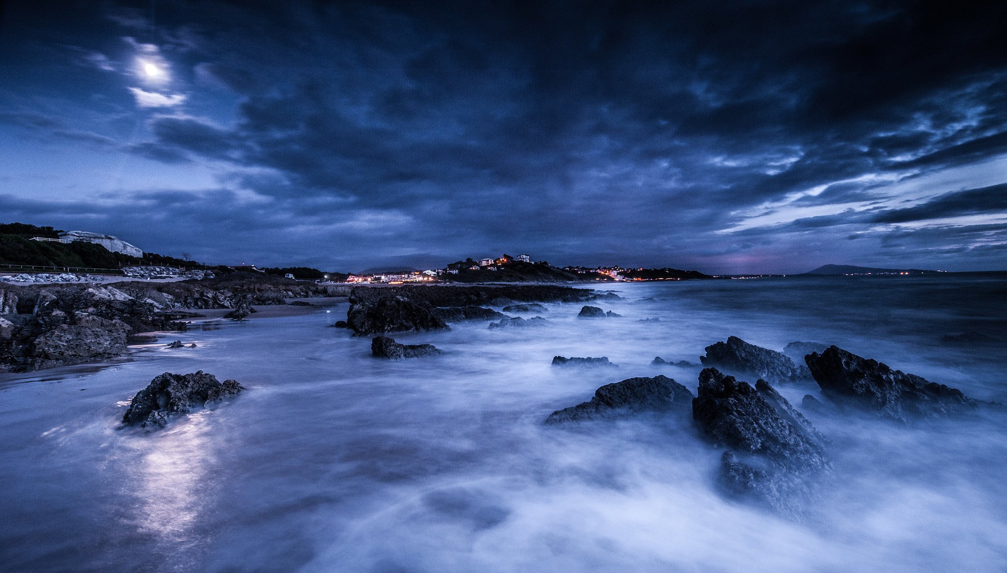 meer nacht mond wolken steine ufer lichter