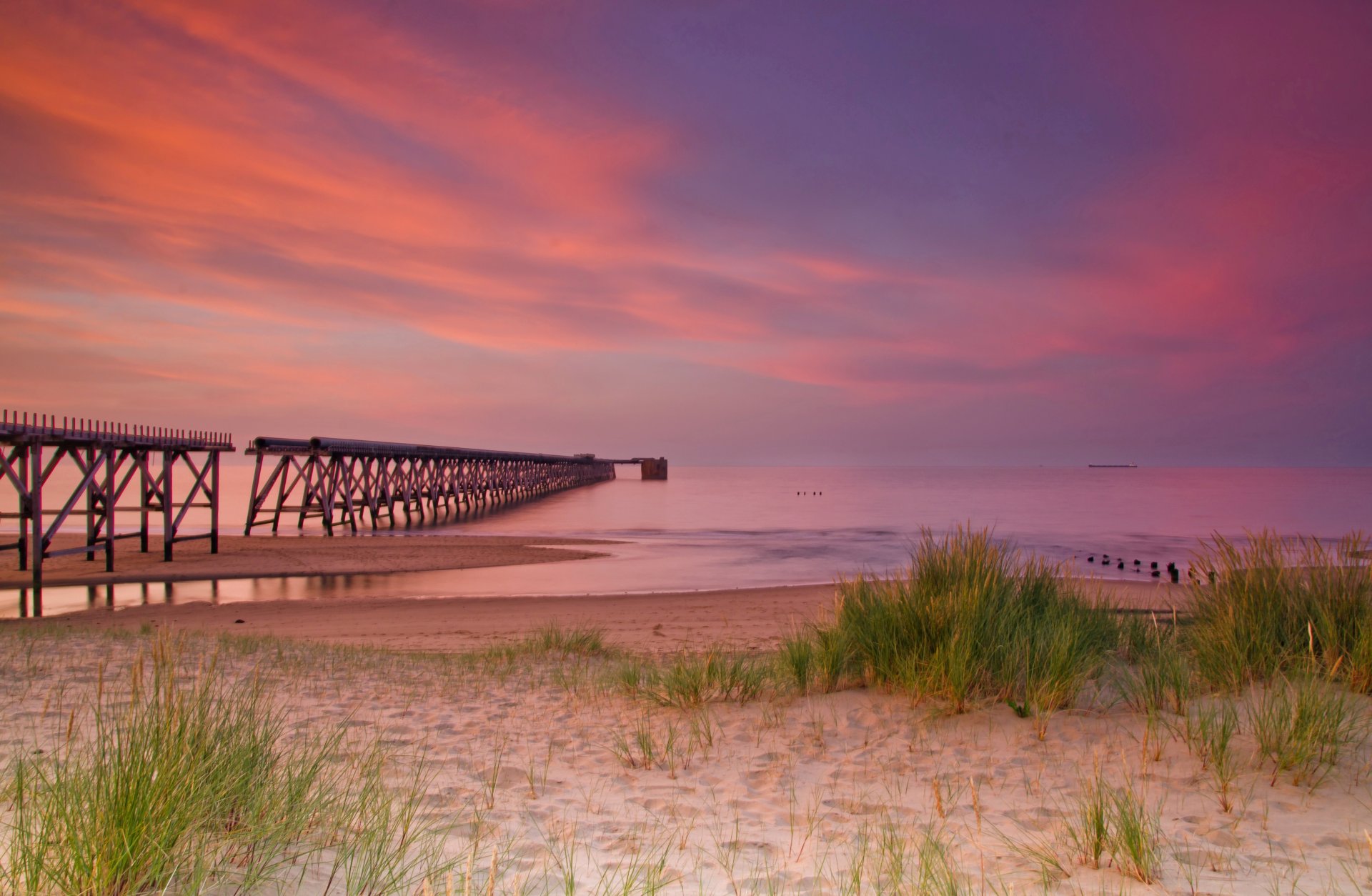 paysage nature pont jetée sable plantes verdure végétation herbe mer vague horizon rose ciel nuages silence arrière-plan papier peint grand écran plein écran écran large grand écran