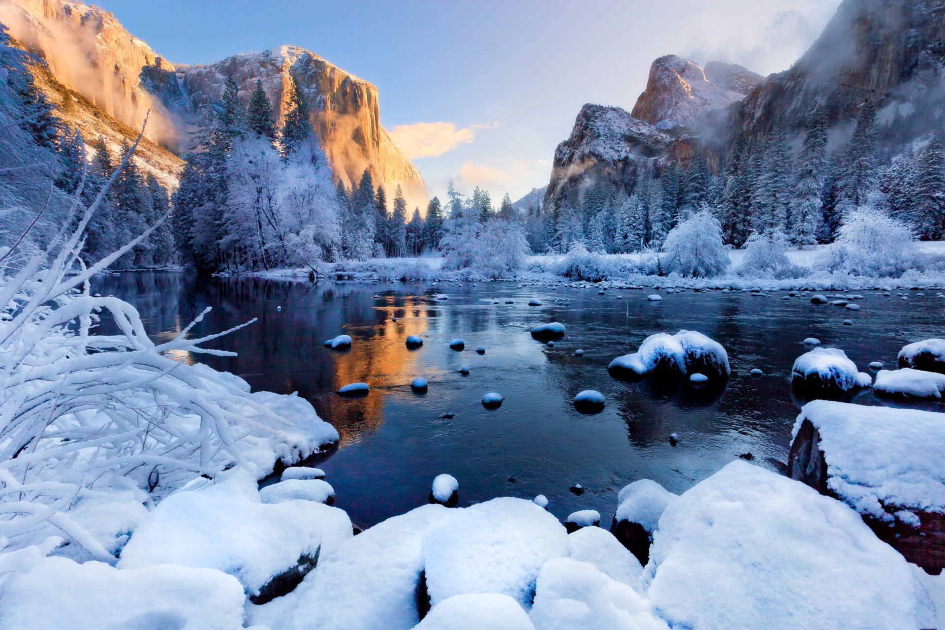 paesaggio parco nazionale di yosemite inverno montagne fiume neve nebbia tramonto foresta