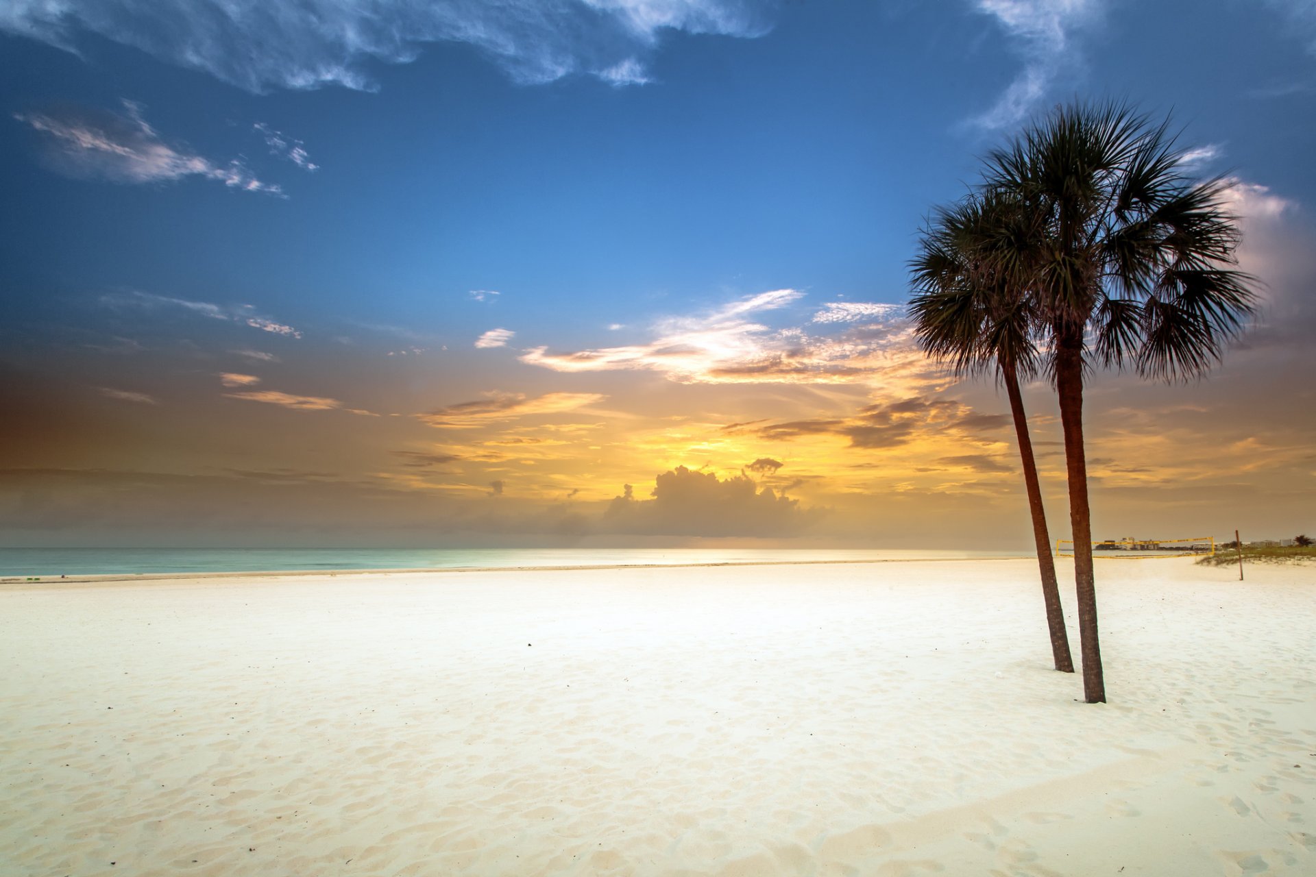 baie plage sable blanc palmiers coucher de soleil