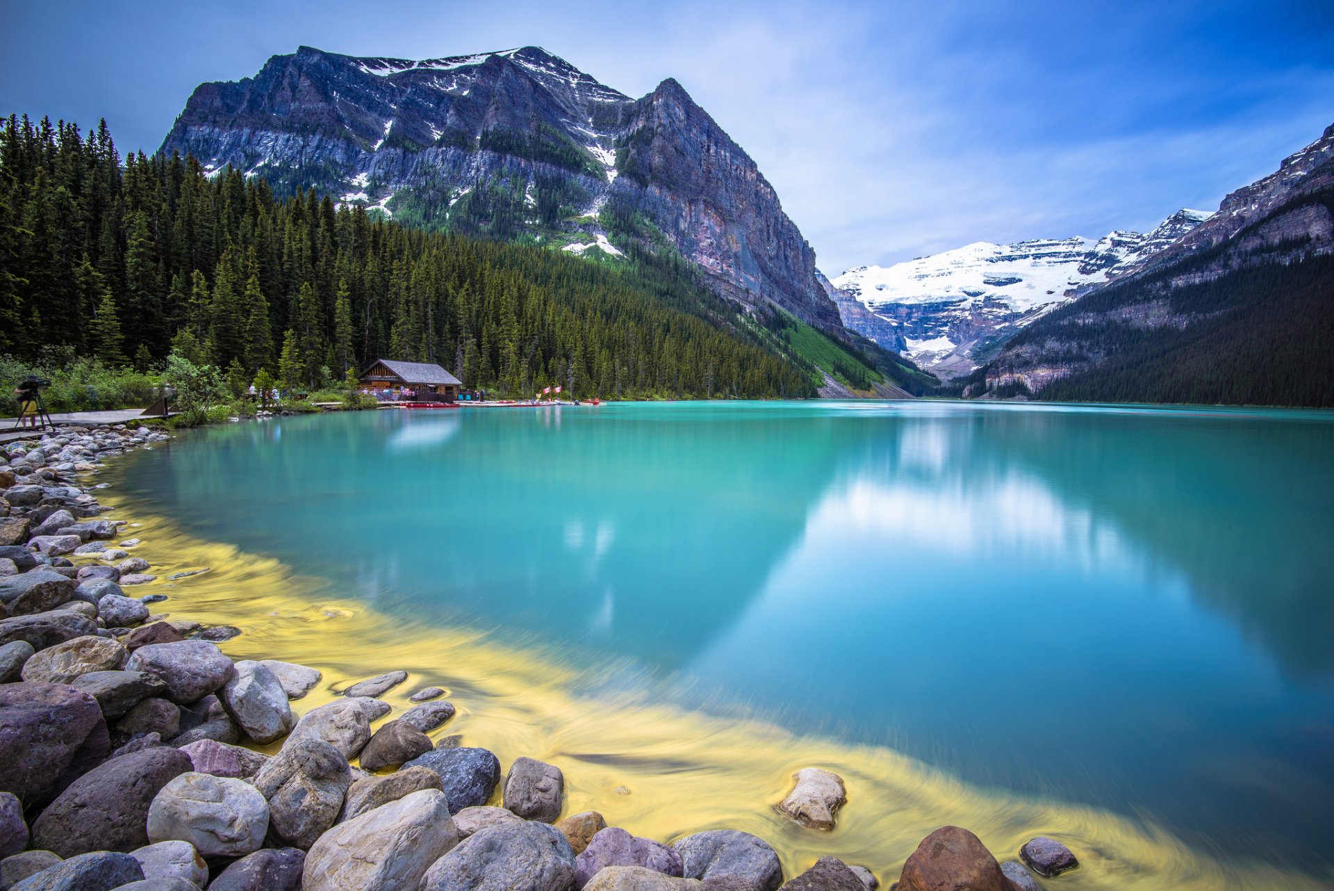 montagnes forêt lac pierres maison