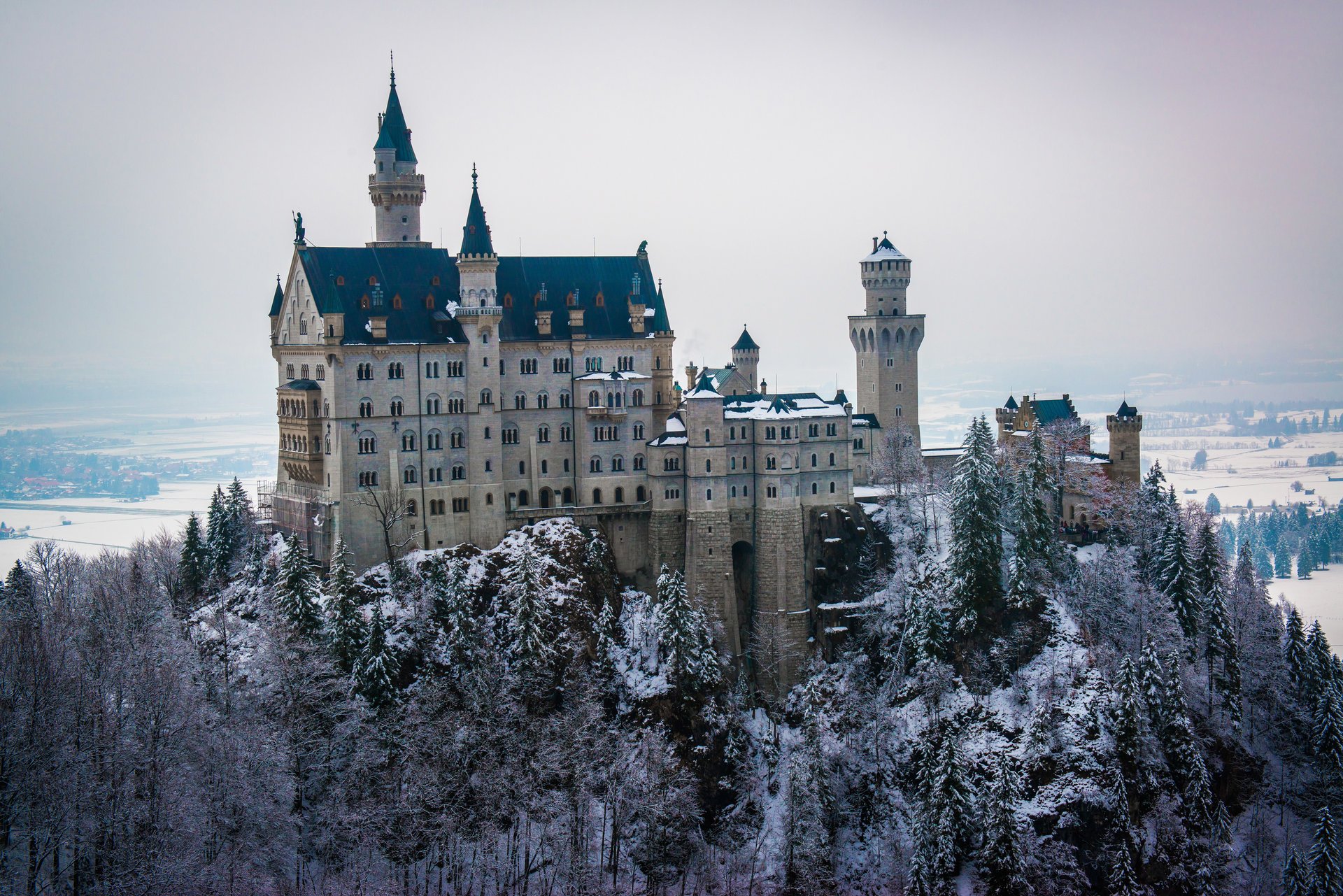 neuschwanstein niemcy bawaria zamek ludwig zima śnieg niebo dal drzewa wieża las